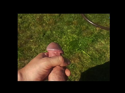 ❤️ O bunăciune fierbinte își face sex cu păsărica roz și ejaculează cu un squirt într-o grădină de vară at ro.tubesexer-com.ru ﹏