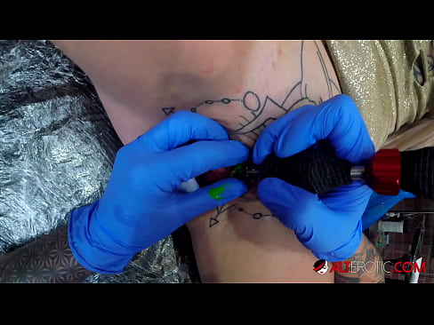 ❤️ Sully Savage, o bunăciune extrem de tatuată, și-a făcut un tatuaj pe clitorisul ei at ro.tubesexer-com.ru ﹏